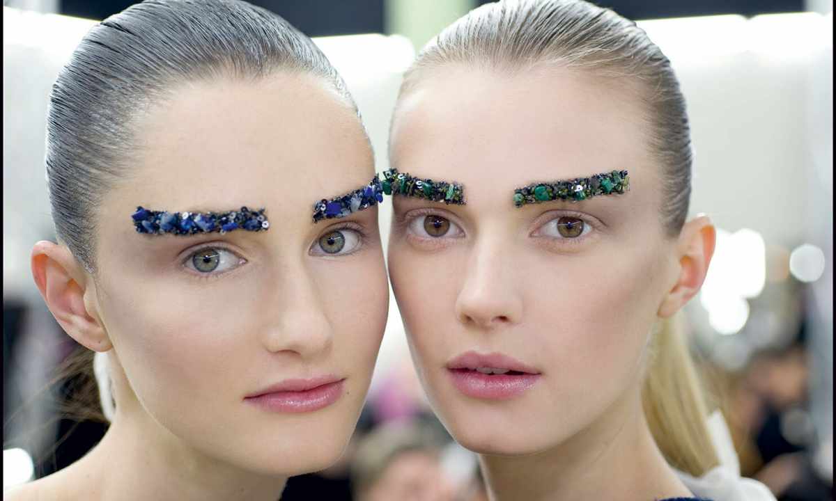 What eyebrows are fashionable now