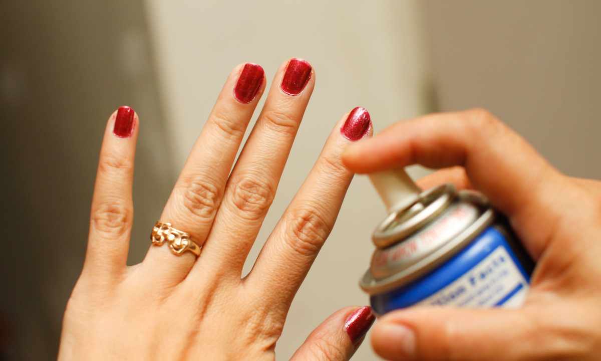How to dry up varnish on nails