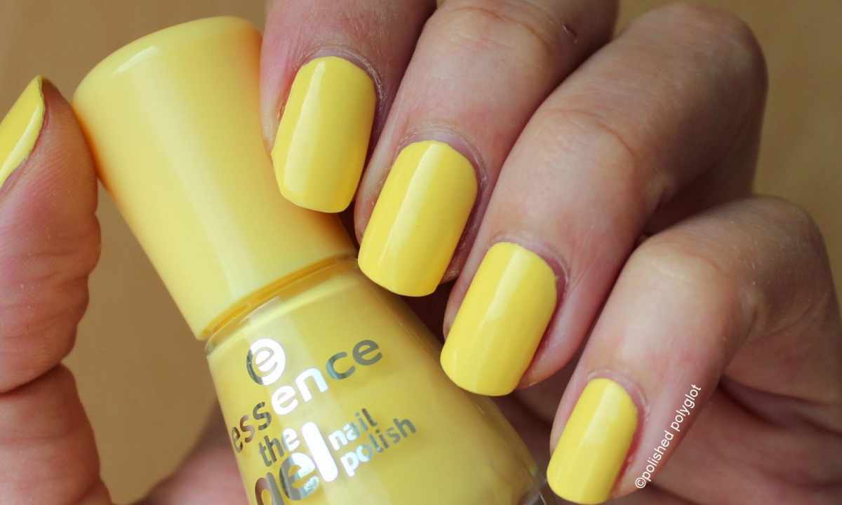Manicure in yellow color