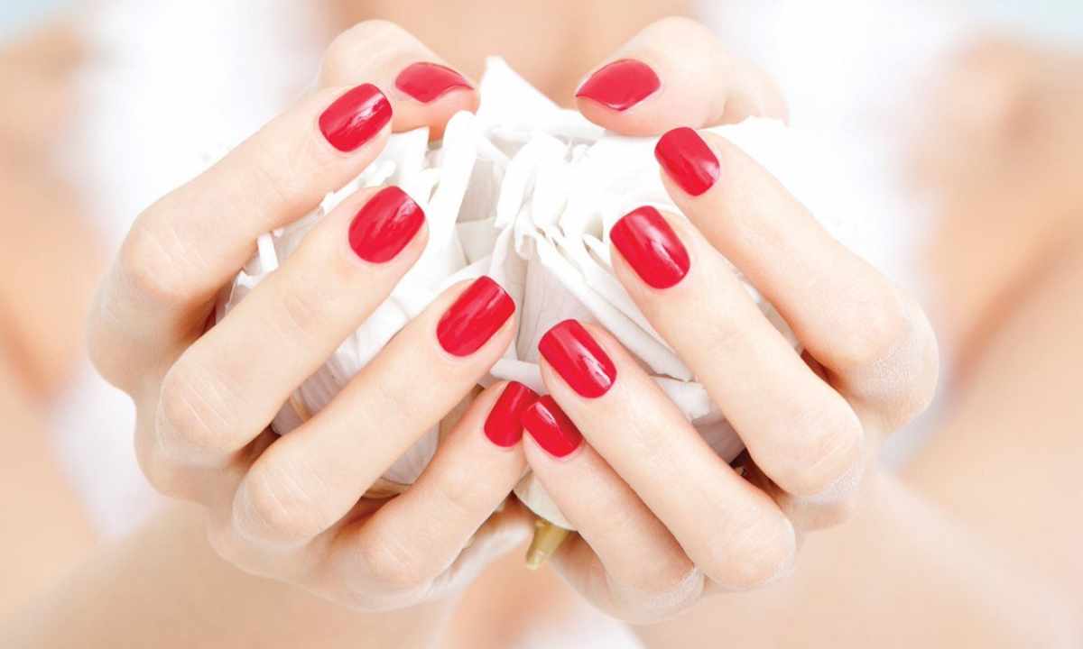 How to keep strong nails in the winter