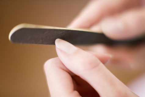 How independently to restore health of nails after building