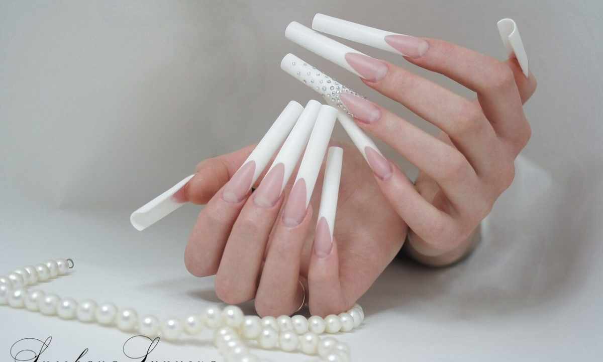 Acrylic nails: merits and demerits