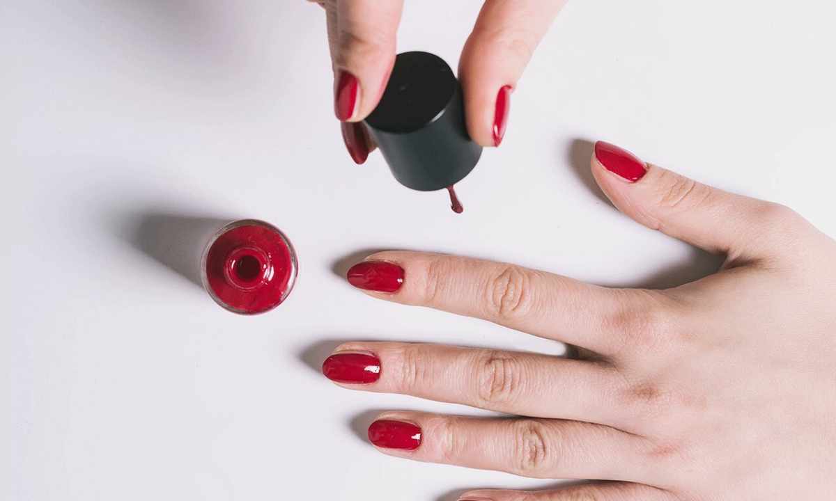 How to do manicure by the device