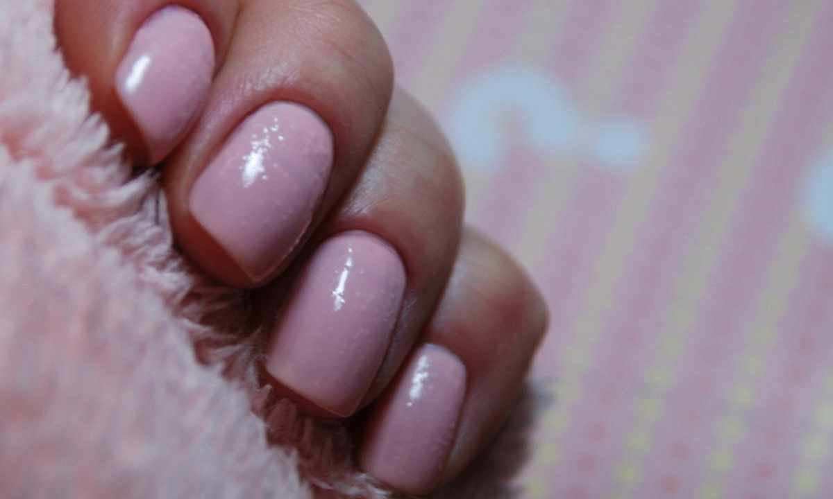 Why varnish on nails bubbles