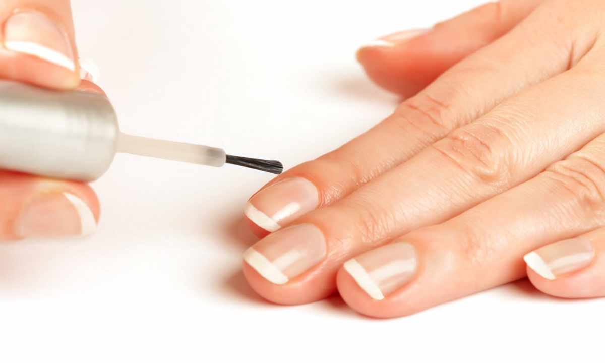 How to apply varnish on nails