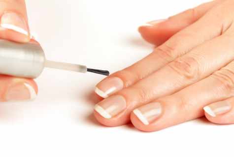 How to apply varnish on nails
