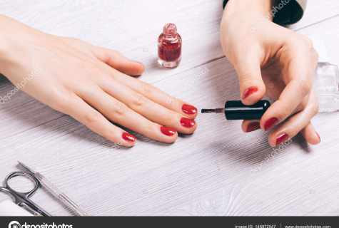How many varnish coats need to be applied on nails