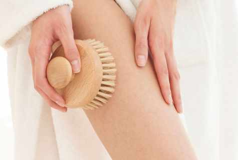 Massage by dry brush in fight against cellulitis