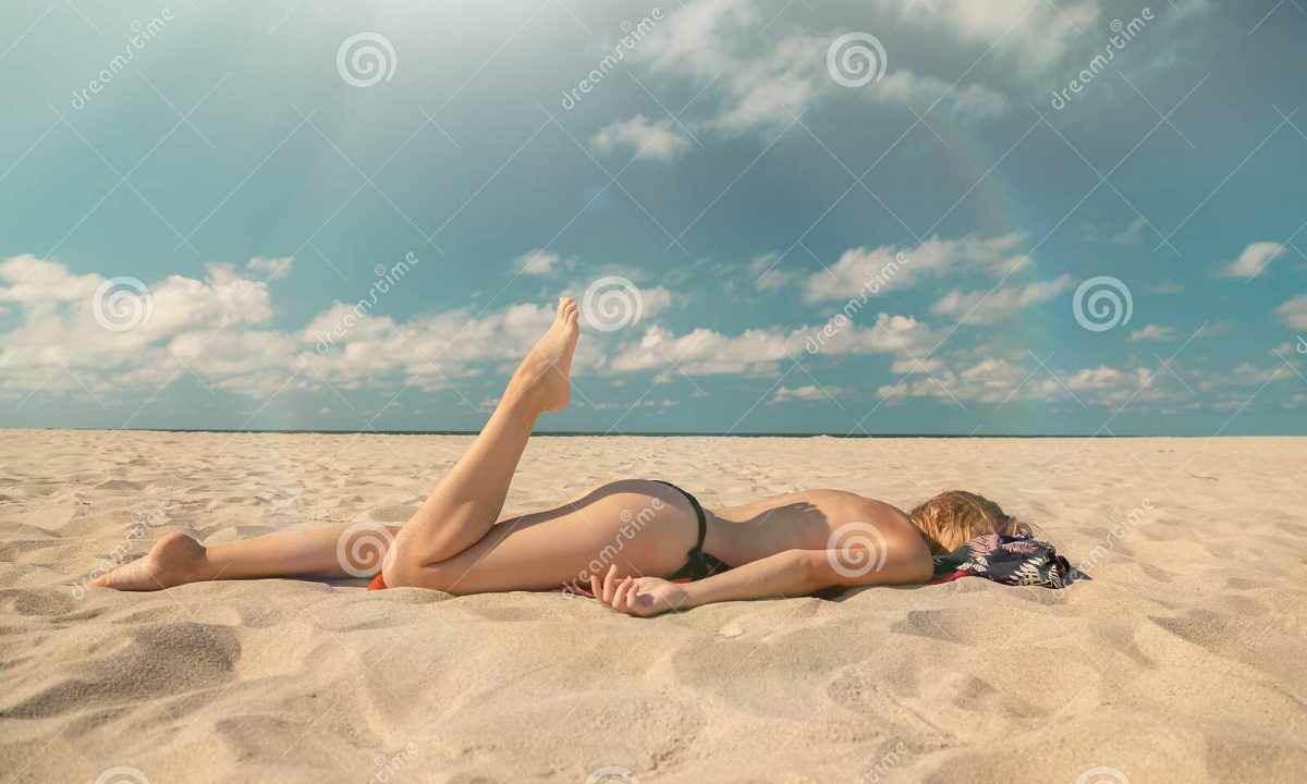 As it is correct to sunbathe at the sea