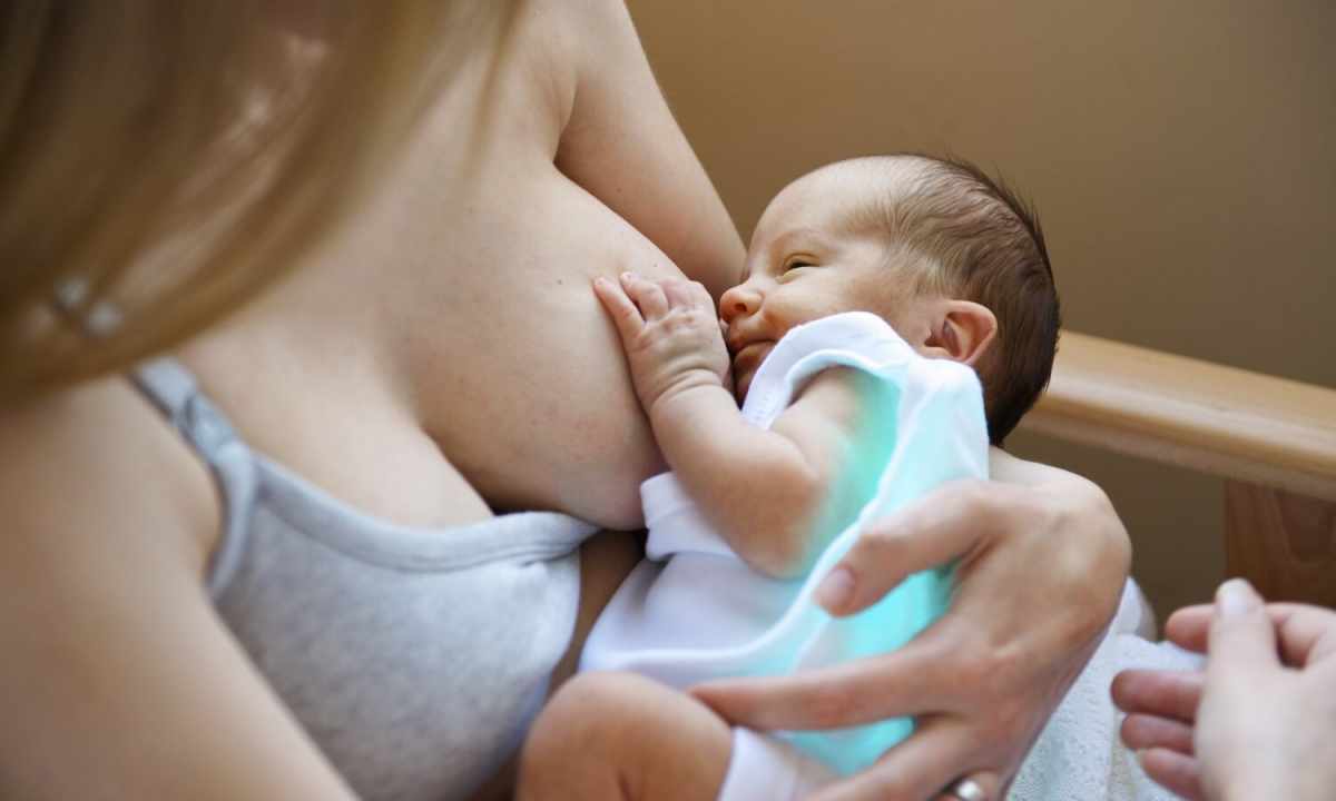 How to keep breast during feeding