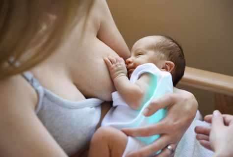 How to keep breast during feeding