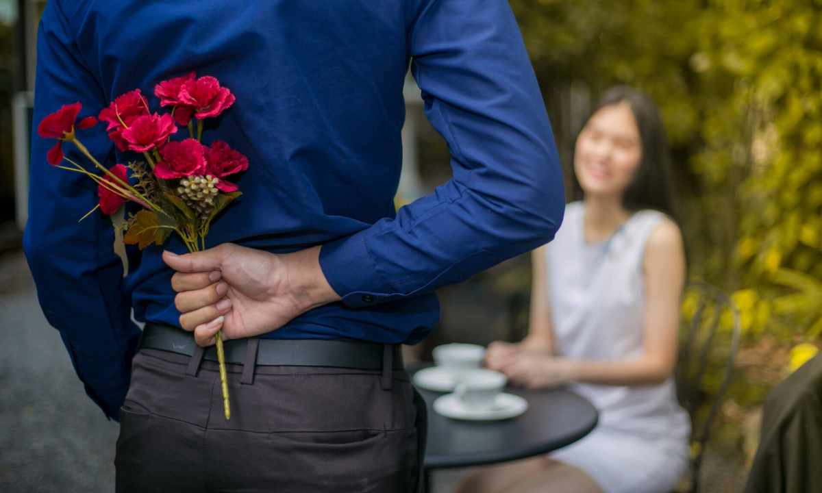 How to force the guy to give flowers