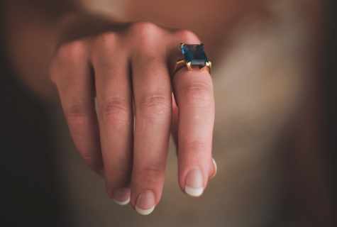 Whether the unmarried girl can carry a ring on a ring finger of the left hand