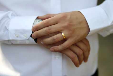 How to present a wedding ring
