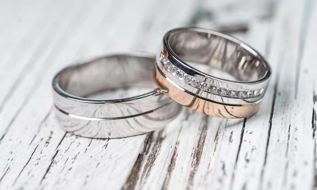National signs about wedding rings