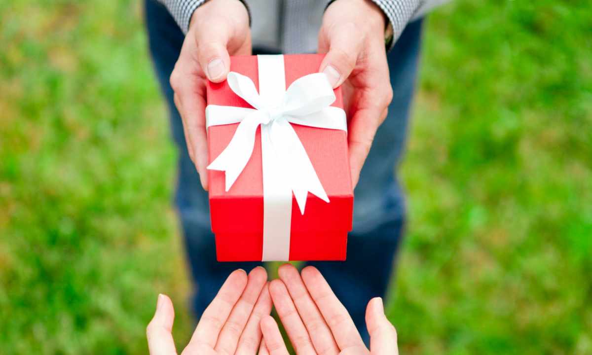 How to choose a gift to the close friend