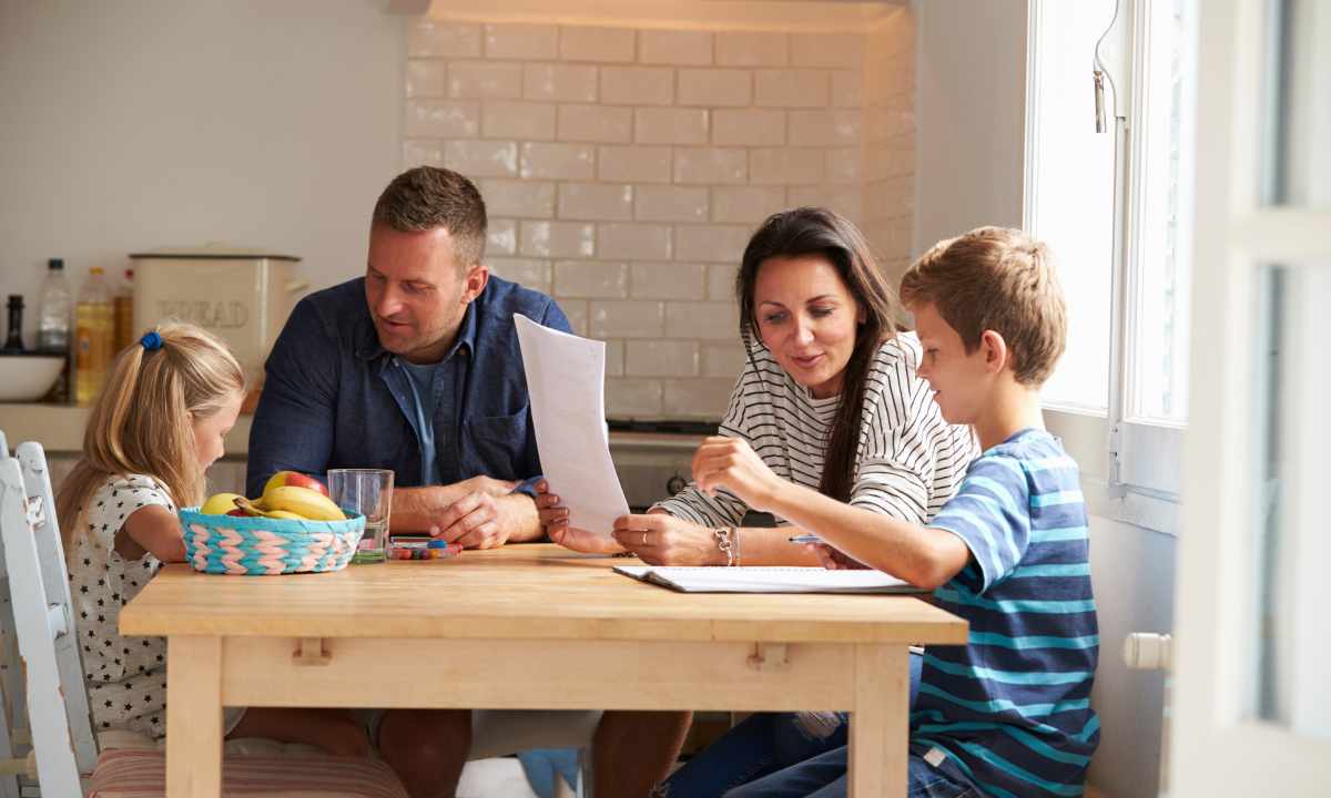 As to young family to get on with parents in one apartment