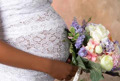 About what month of pregnancy it is possible to put on a wedding dress