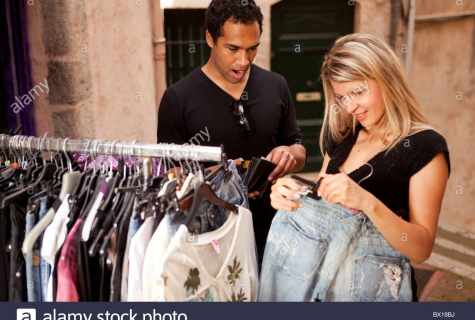 What clothes are pleasant to men on women
