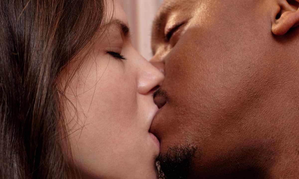 How to understand that the guy wants to kiss the girl