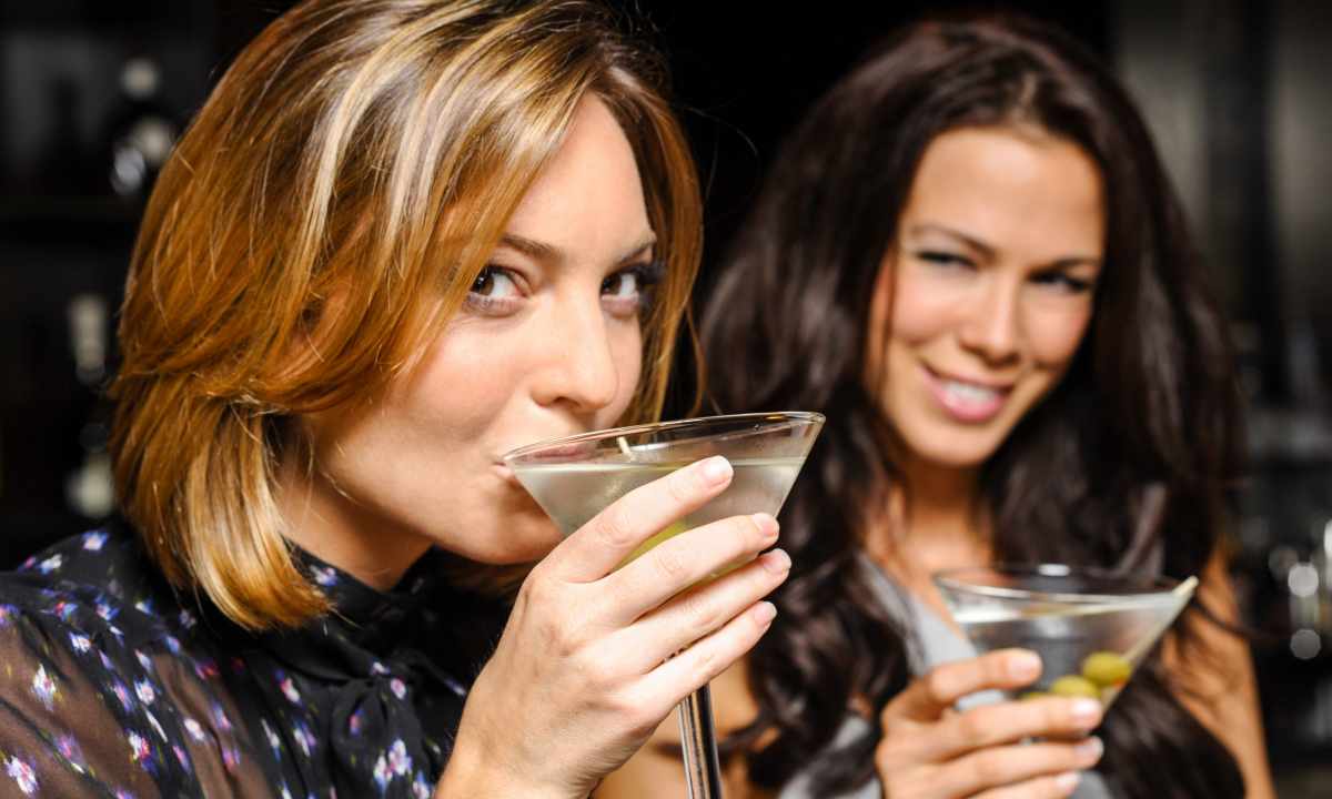 As alcohol influences perception by men of women