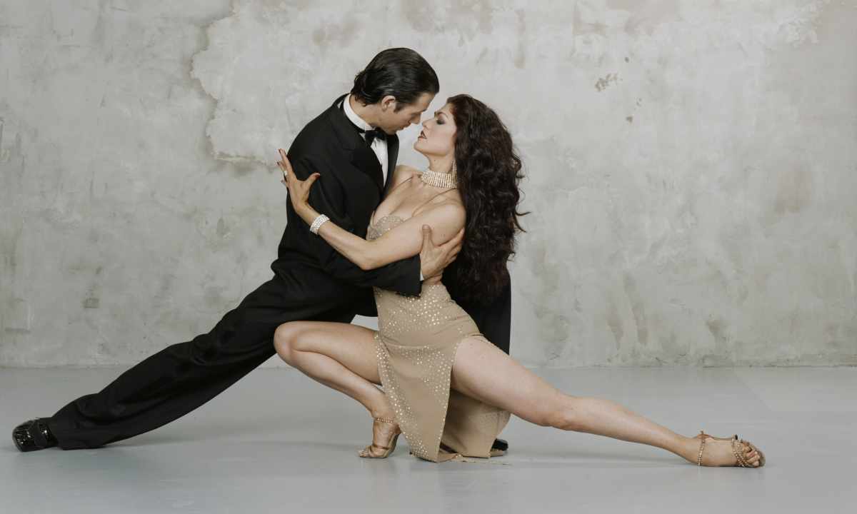 Dance together: how to learn to understand each other by means of the tango
