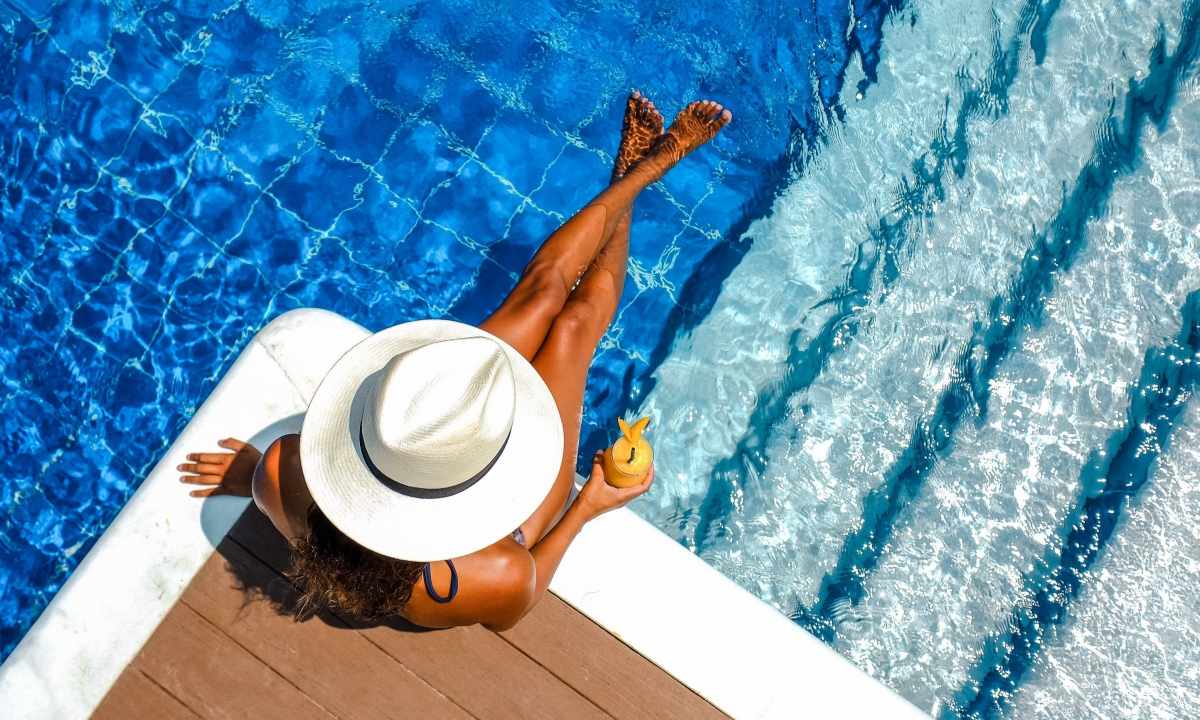 How to put on the hat for the pool