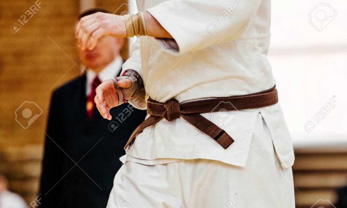 As hand over on the belt in judo