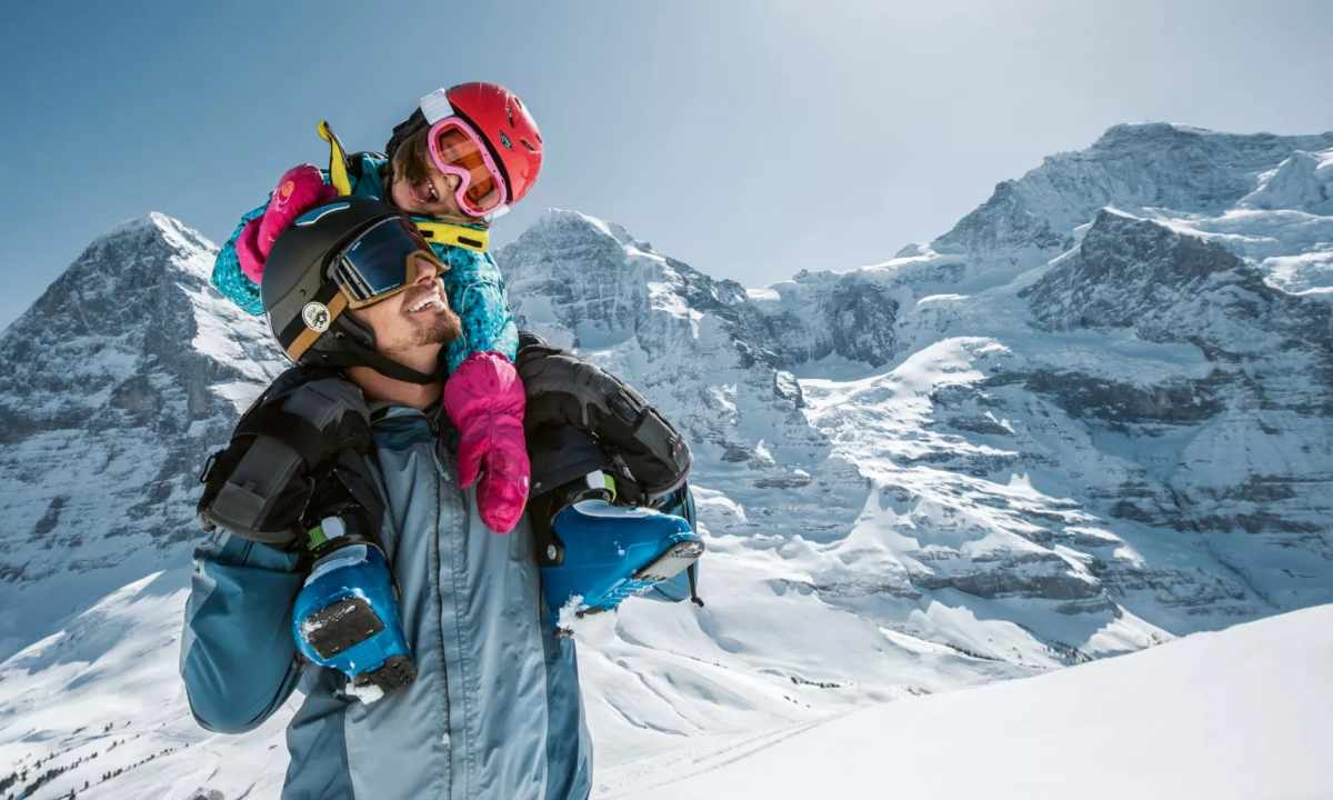 How to pick up skis to the child