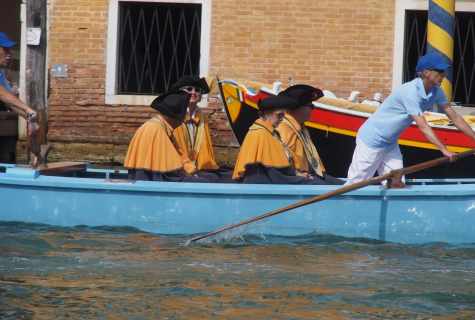 As there passes the regatta in Venice