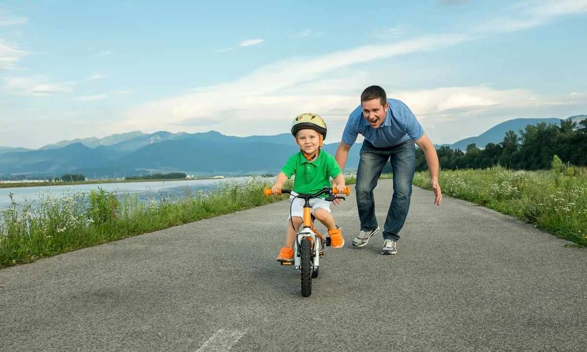 It is simple to ride with the child the bike