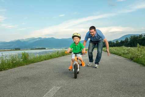 It is simple to ride with the child the bike
