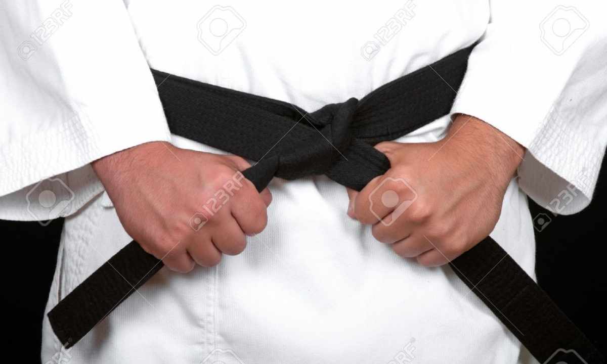 As it is correct to tie the belt