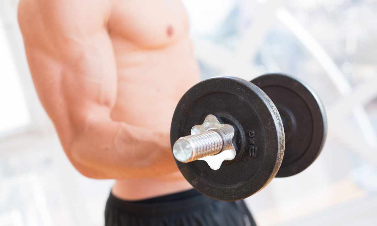 How to pick up the weight of dumbbells