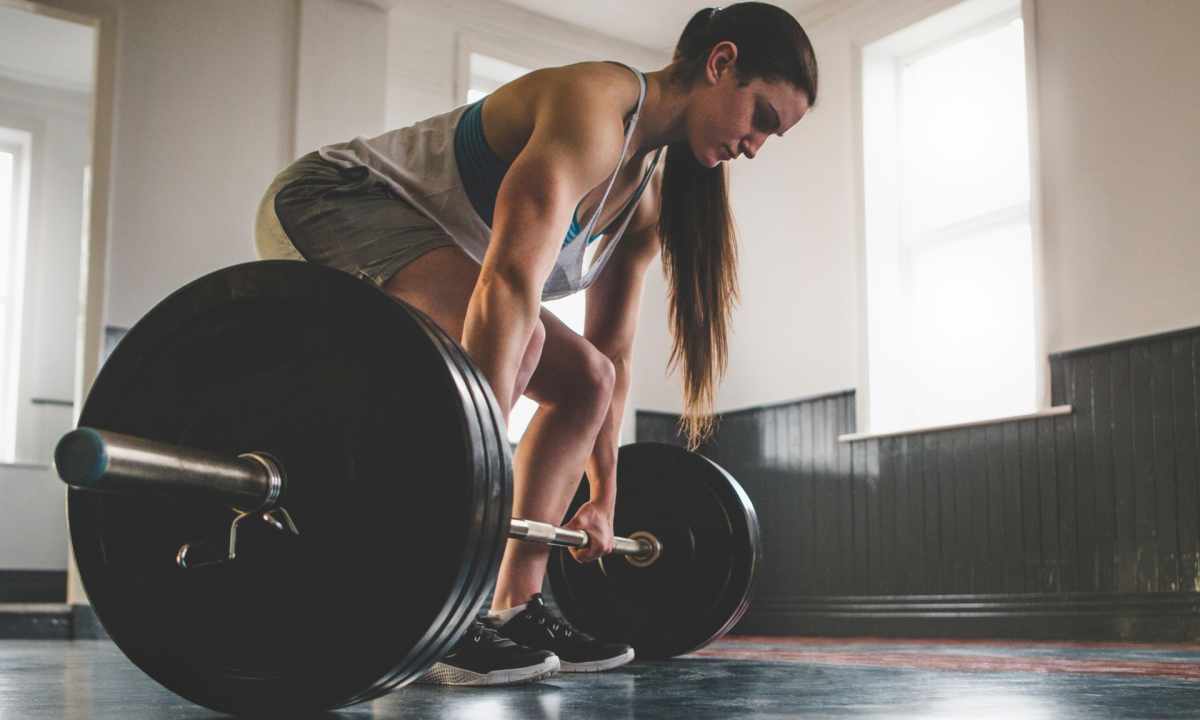 How to carry out the deadlift on straight legs