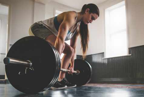 How to carry out the deadlift on straight legs
