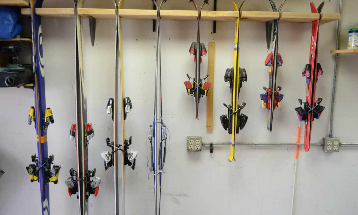 How to store skis
