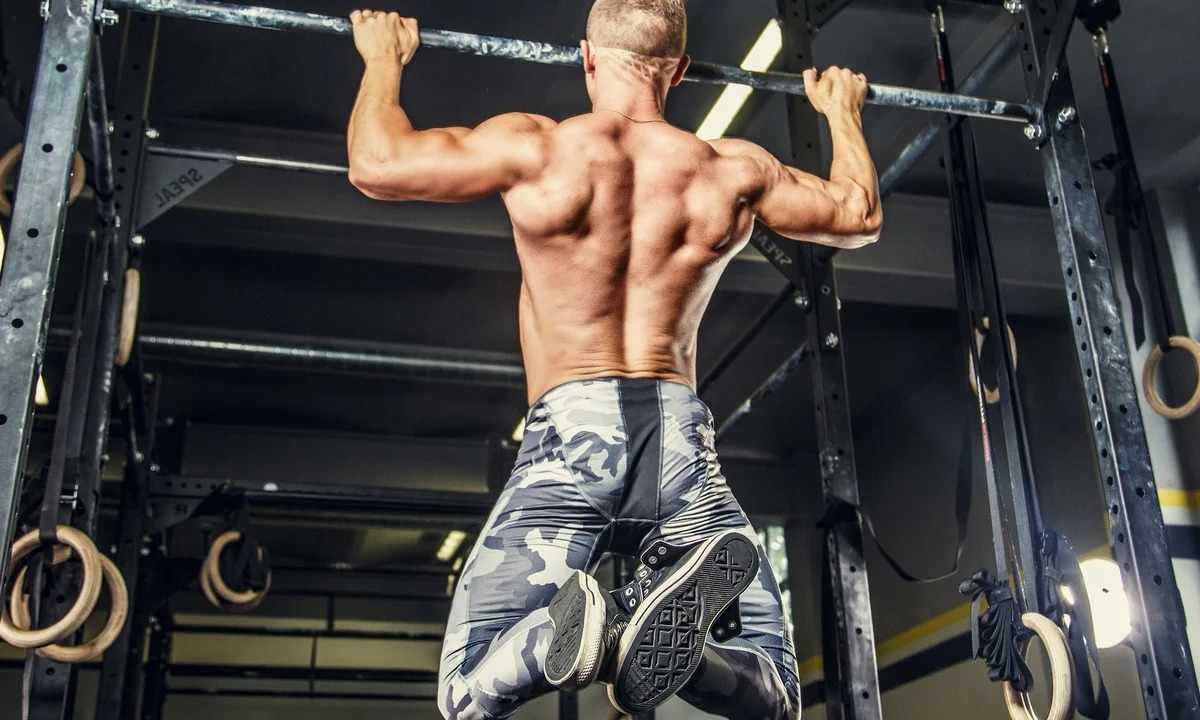How to pump up muscles on the horizontal bar
