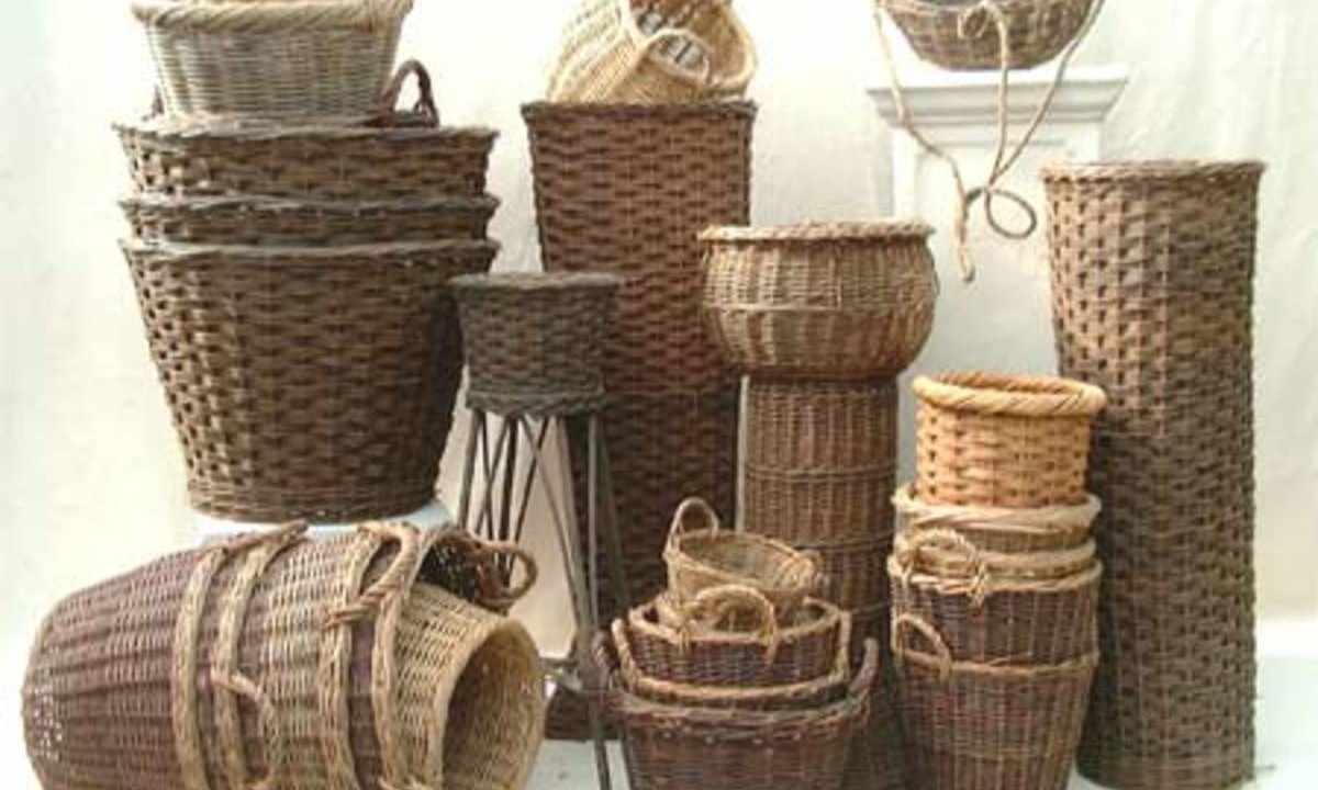 How to use wicker baskets for storage at the dacha