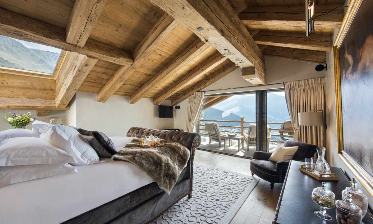 The house in style of chalet: the house with the Alpine character