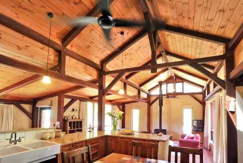 How to finish ceiling in wooden house