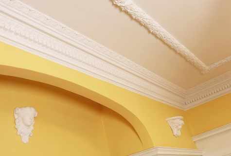 How to adjust corners of ceiling plinths