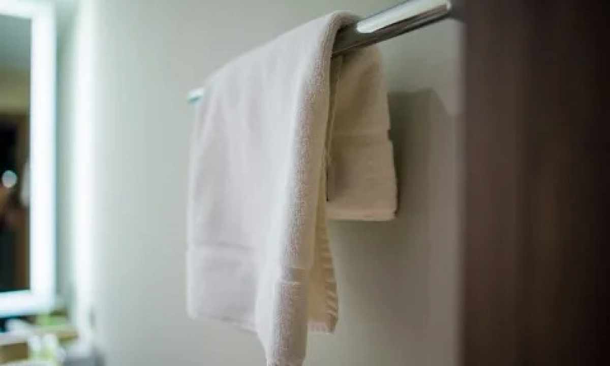 How to hang up blind in the bathroom