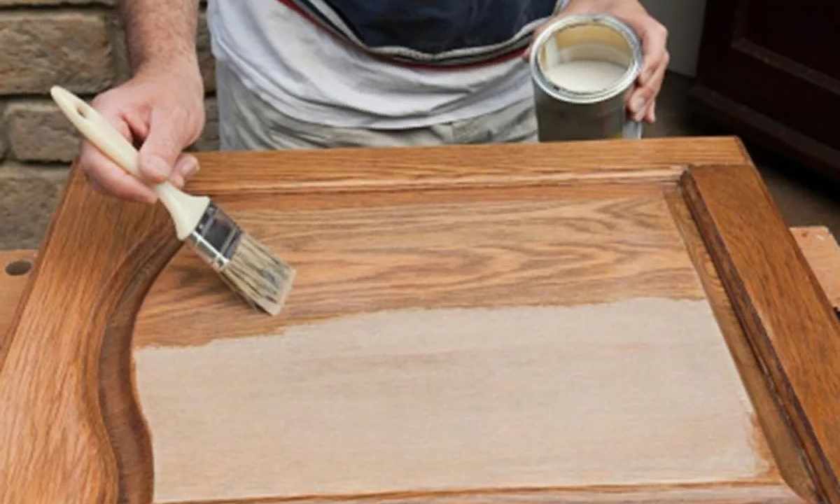 How to remove varnish from door