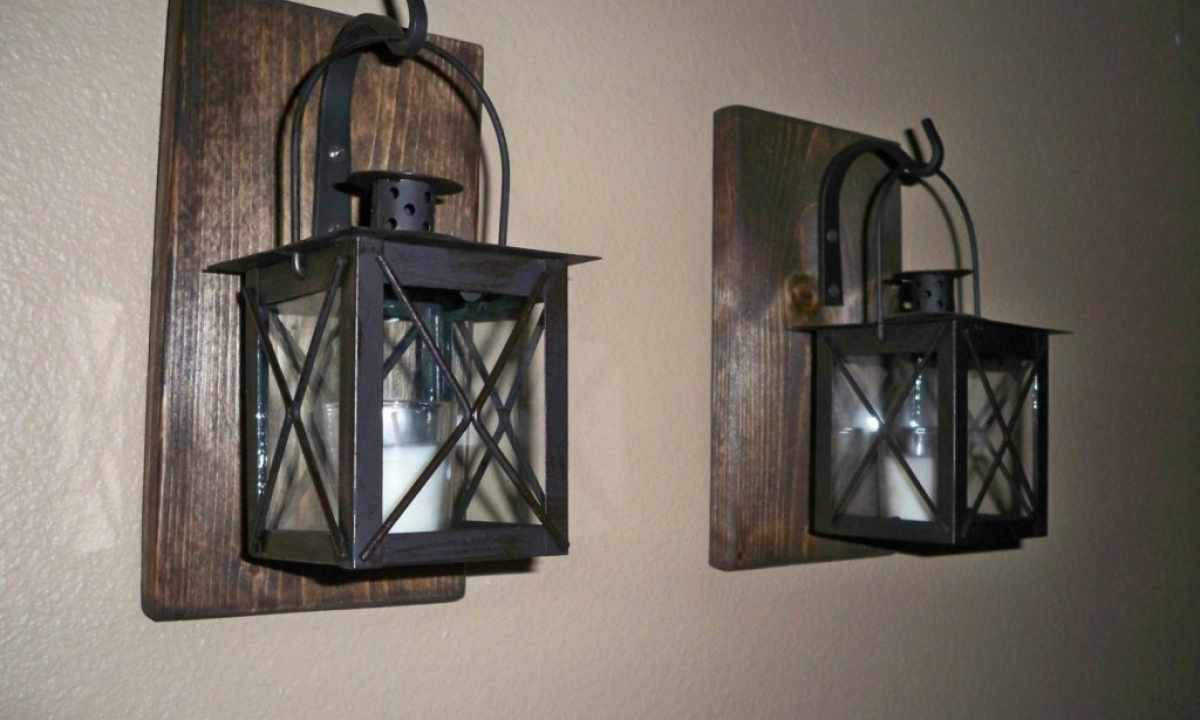How to hang up wall lamp
