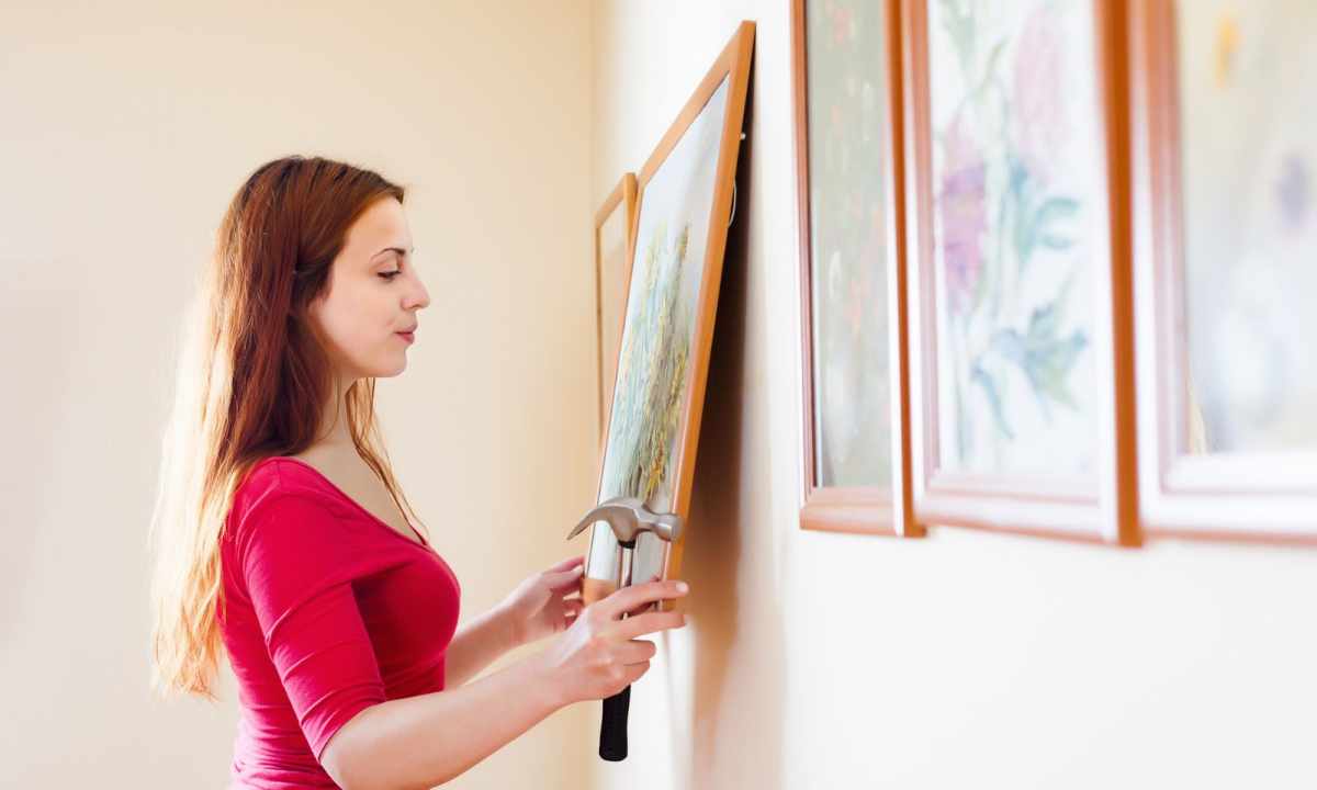 How to hang up pictures on wall