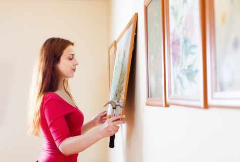 How to hang up pictures on wall