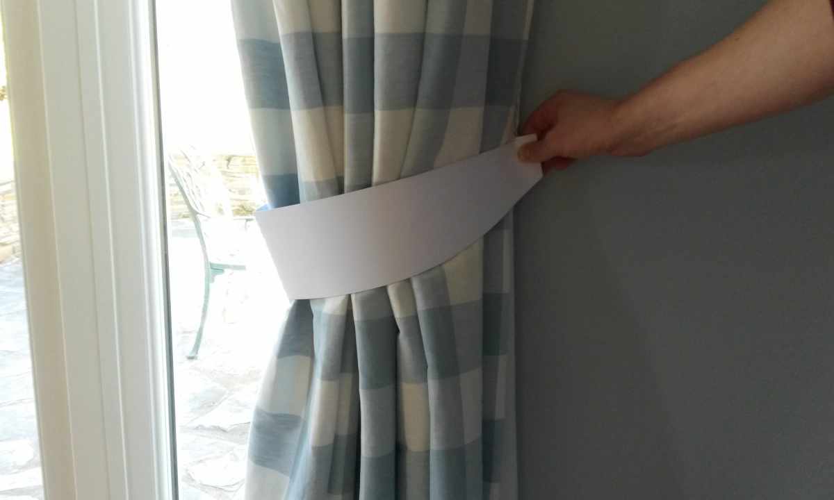How to tie up curtains