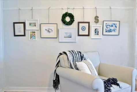 How to hang out pictures on wall