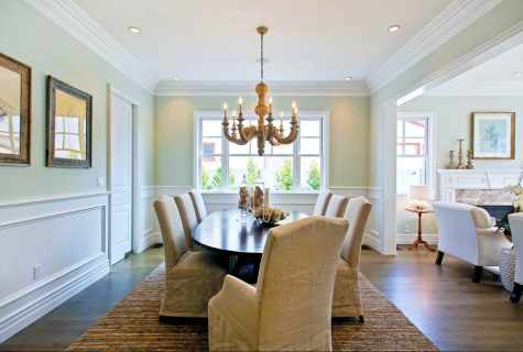 What role is carried out by moldings in interior
